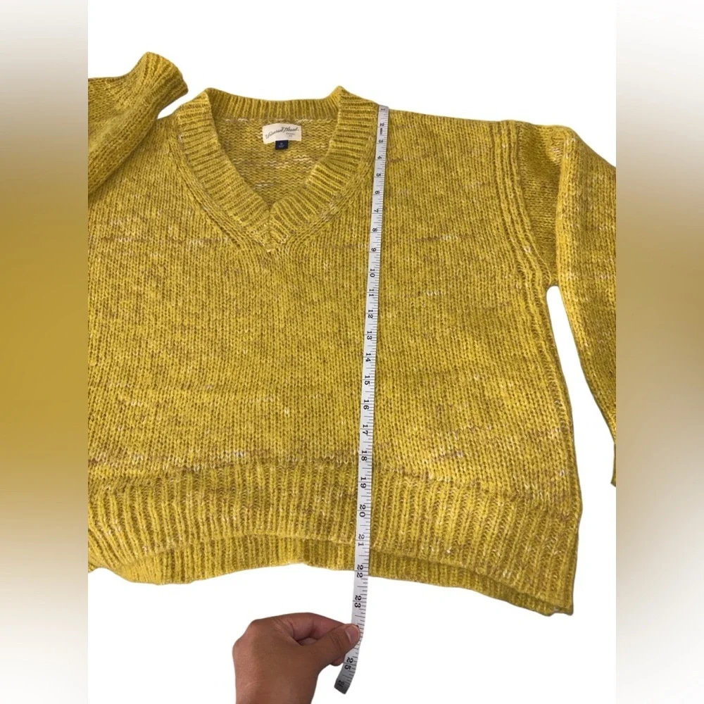 Universal Thread Women’s Oversized Knit fuzzy Sweater Size Medium Yellow V-Neck - Picture 9 of 9